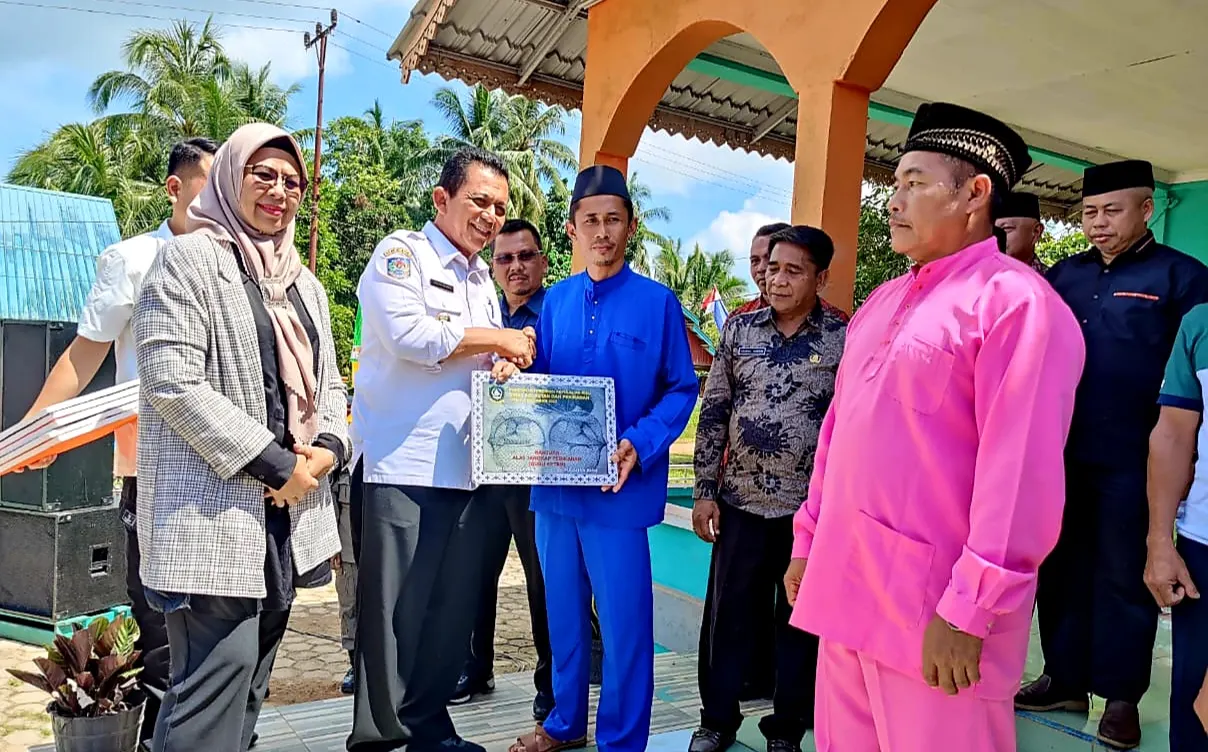 Gubernur Kepulauan Riau H. Ansar Ahmad menyerahkan bantuan Pemprov Kepri melalui Dinas Kelautan dan Perikanan berupa alat tangkap perikanan dan pembiayaan BPJS KetenagaKerjaan bagi nelayan dengan kapal 1 sampai 5 GT se Kabupaten Lingga