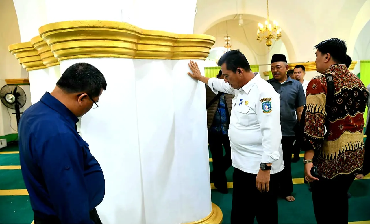 Gubernur Ansar saat meninjau progres terkini revitalisasi Masjid Raya Sultan Riau, Penyengat.
