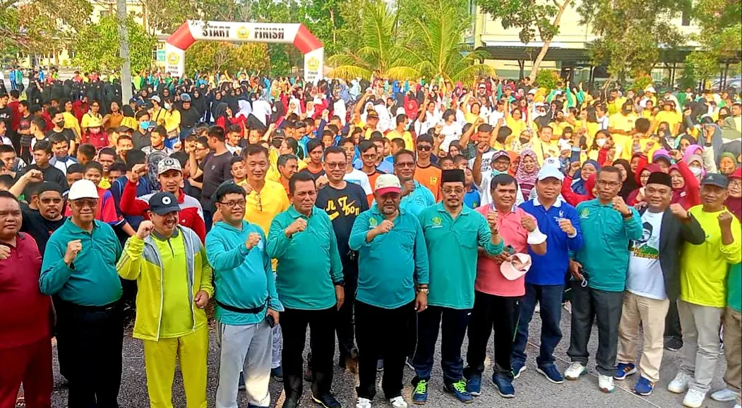 Gubernur Kepulauan Riau H. Ansar Ahmad bersama masyarakat Karimun di acara Jalan Sehat Kerukunan, dalam rangka peringatan Hari Amal Bakti (HAB) Kementerian Agama Ke-77.