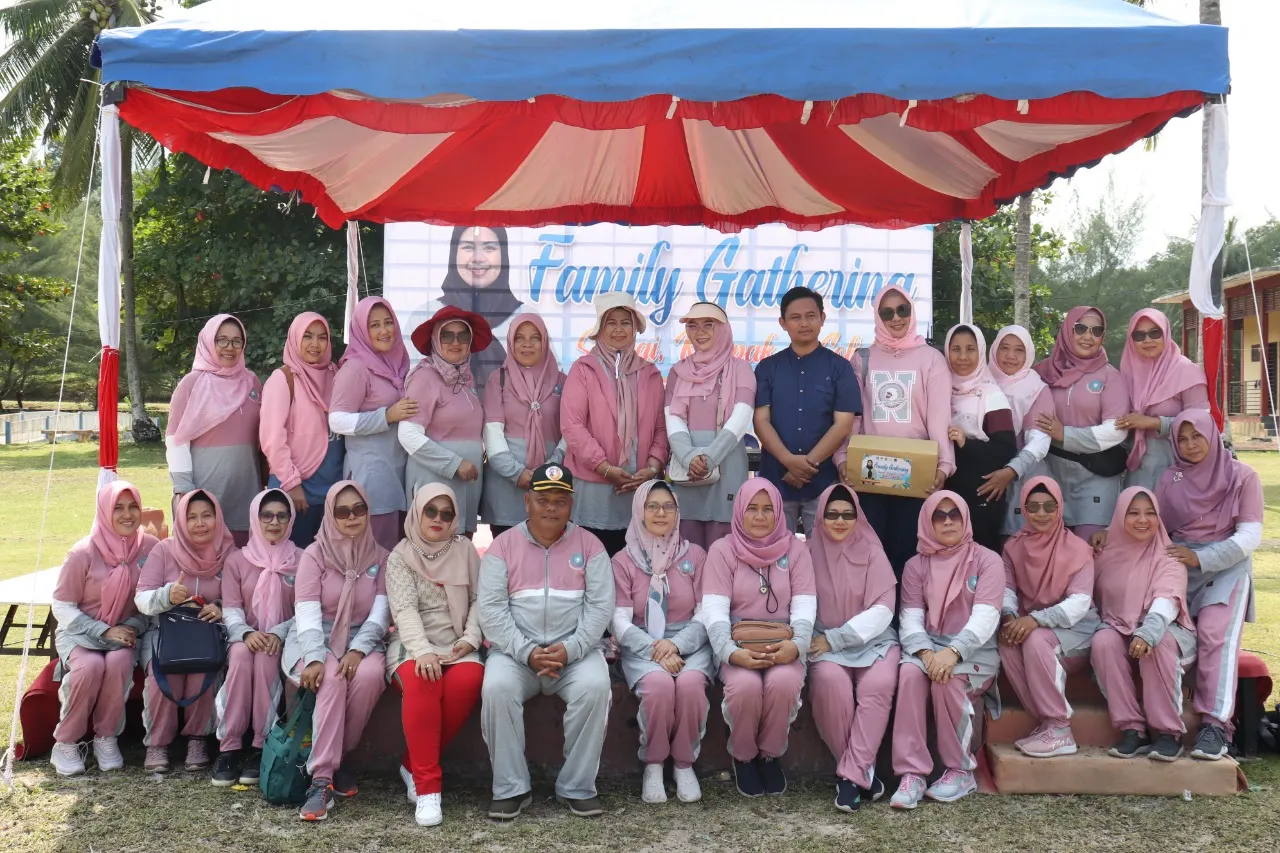 Kegiatan Gotong Royong di pesisir Pantai Dugong, Kabupaten Bintan.