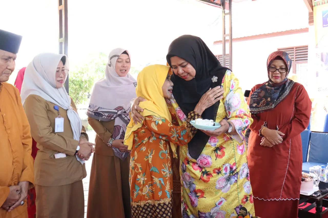 Hj. Dewi Kumalasari Ansar menghadiri acara Syukuran Rumah Bahagia Bintan ke-16 tahun di Kampung Karang Rejo Kawal, Bintan.