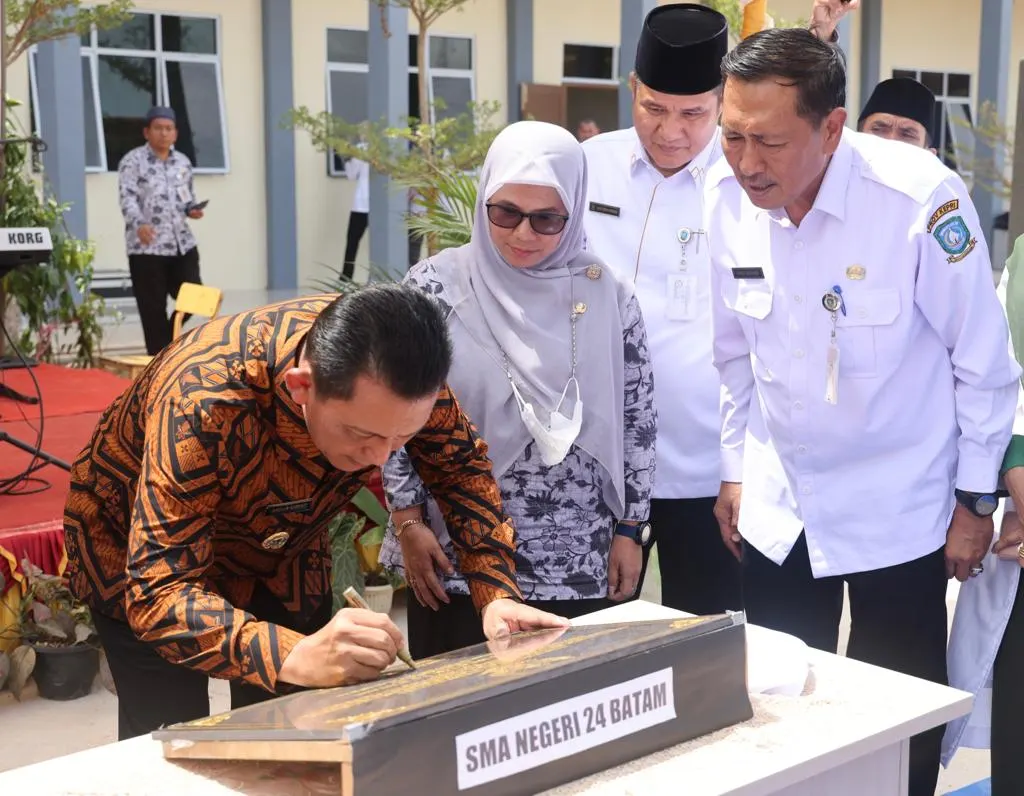 Gubernur Ansar Meresmikan Bangunan Sekolah SMAN 24 Batam.