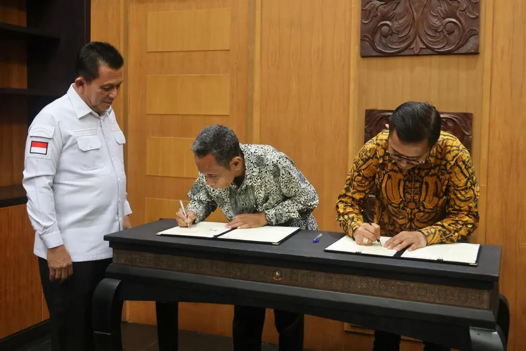 Penandatanganan Nota Kesepakatan Bersama antara Perumda Air Minum Tirta Kepri Dengan PT. Tirta Bintan Perkasa di ruang VIP Bandara Raja Haji Fisabilillah (RHF) Tanjungpinang.