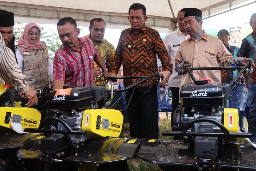 Penyerahan bantuan alat pertanian kepada sejumlah kelompok tani di Kota Batam.
