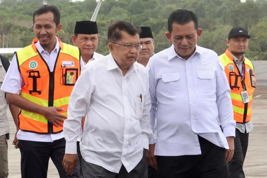 Gubernur Kepulauan Riau H. Ansar Ahmad menyambut kedatangan Ketua Umum Palang Merah Indonesia (PMI)  H.M. Jusuf Kalla.
