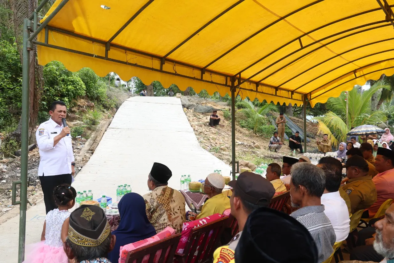 Gubernur ansar saat menghadiri syukuran atas selesainya pekerjaan Pembangunan Jalan Beton di Pulau Abang.