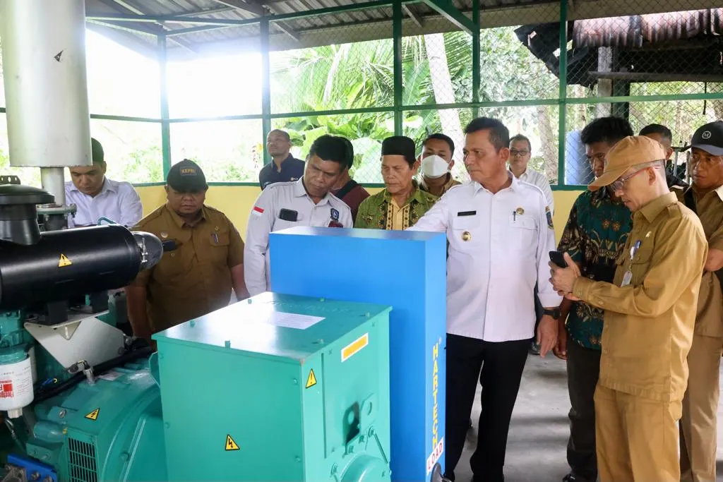 Penyalaan genset oleh Gubernur Kepulauan Riau, H. Ansar Ahmad.