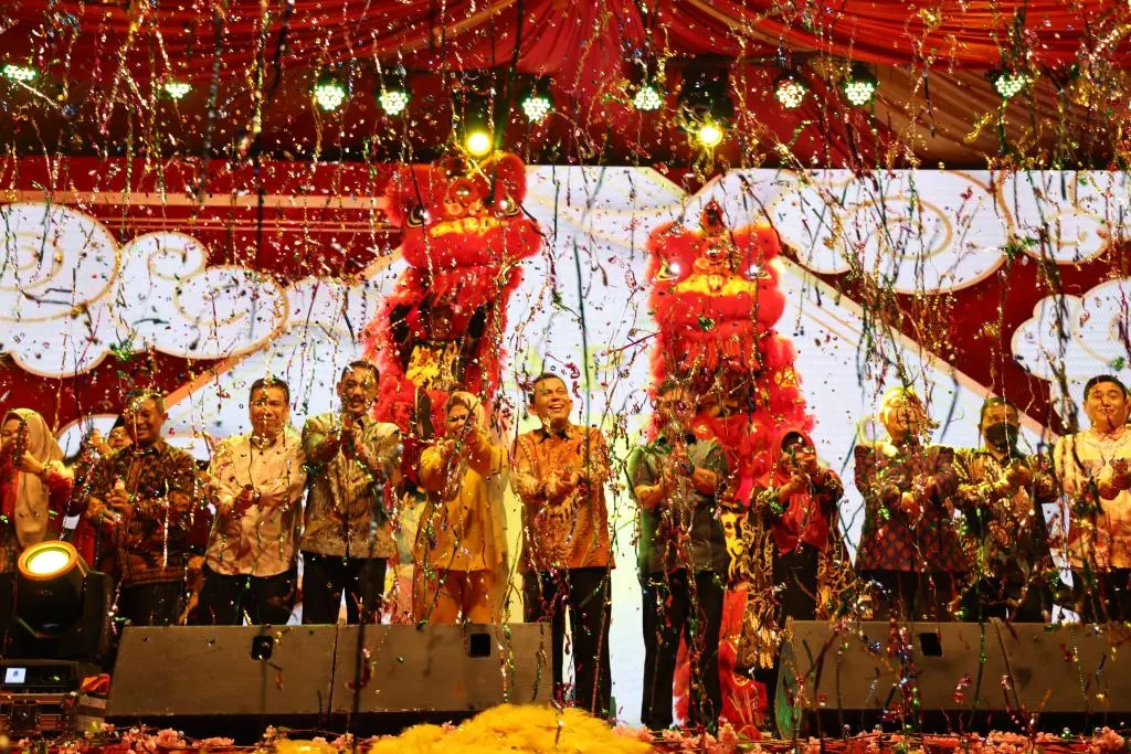 Gubernur Kepulauan Riau Ansar Ahmad Menyambut Malam Tahun Baru Imlek 2023 di Jalan Merdeka Kota Lama, Tanjungpinang.