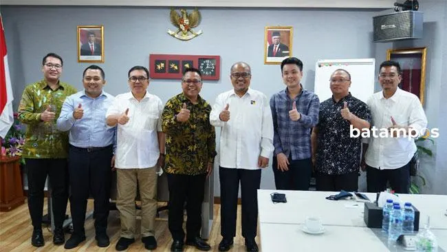 Wakil Kepala Badan Pengusahaan (BP) Batam, Purwiyanto (empat dari kanan) menerima kunjungan Atase Perdagangan Kedutaan Besar Republik Indonesia (KBRI) Singapura Rumaksono di Kantor BP Batam
