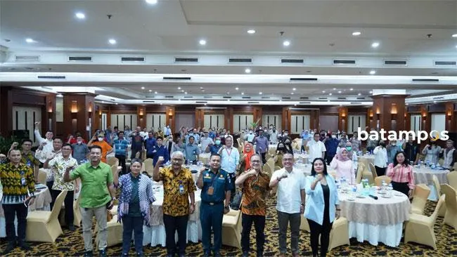 Direktur Badan Usaha Pelabuhan BP Batam, Dendi Gustinandar (tengah batik coklat) berfoto bersama dengan para peserta pada Sosialisasi Layanan Pengunaan Perairan.