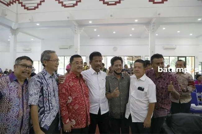 Kepala BP Batam, Muhammad Rudi (tengah) berfoto bersama para purnabakti Otorita Batam (PPOB) BP Batam