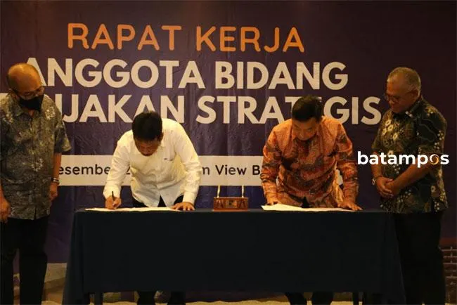 Kepala BP Batam, Muhammad Rudi (kiri) dan Presiden Direktur PT Jaya Samudra Karunia Gas (JSKG), Jang Sang Kyu, menandatangani Head of Agreement (HoA) Pemanfaatan Dermaga dan Lahan di Terminal Umum Curah Cair Kabil untuk Fasilitas Liquefied Natural Gas (LNG) selama 25 tahun.