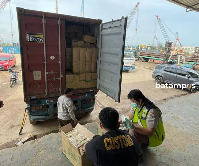 Petugas Bea Cukai mengecek barang di Tempat Pemeriksaan Fisik Terpadu (TPFT) di Pelabuhan Umum Batuampar.