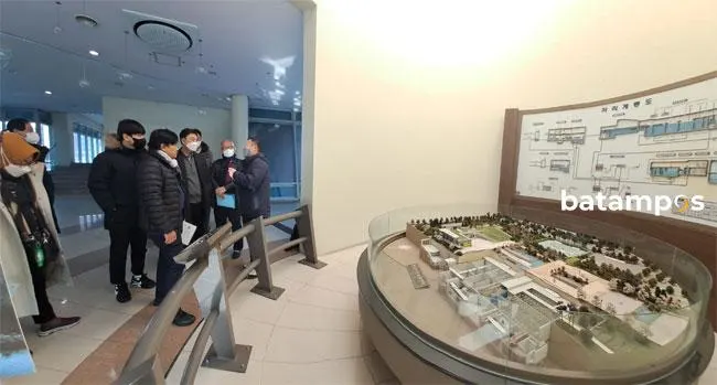 General Manager Pengelolaan Lingkungan BP Batam, Iyus Rusmana, melihat teknologi Waste Water Treatment Plant (WWTP) underground Korea.