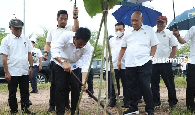 Kepala Badan Pengusahaan (BP) Batam, Muhammad Rudi, meninjau dan memberikan pupuk untuk pohon jati emas di sekitar Taman Dang Anom.
