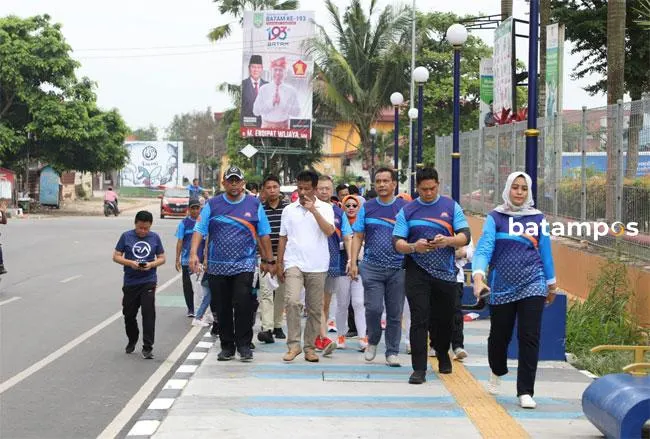 Kepala BP Batam, Muhammad Rudi (baju putih) mengikuti kegiatan Family Day (Funwalk dan Bantuan sosial) yang digelar oleh Dewan Pimpinan Daerah (DPD) Real Estate Indonesia (REI) Khusus Batam bersama Bank Tabungan Negara (BTN).