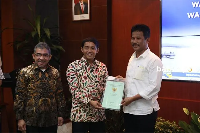 Kepala BP Batam, Muhammad Rud (kanan) menerima empat sertifikat dari Wakil Menteri Agraria dan Tata Ruang/Badan Pertanahan Nasional (ATR/BPN) RI, Raja Juli Antoni.