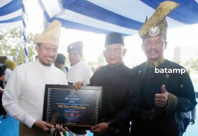 Penyerahan sertifikat cagar budaya kepada ahli waris dan tokoh masyarakat di Dataran Engku Putri, Batam Center.