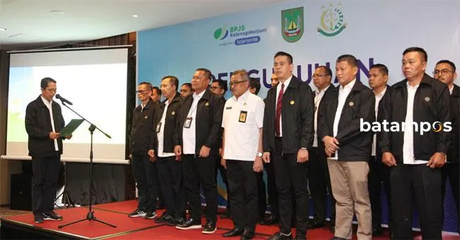Wakil Wali Kota Batam, Amsakar Achmad, mengukuhkan Forum Kepatuhan Jaminan Sosial Ketenagakerjaan Kota Batam di Hotel Santika, Batam Center.