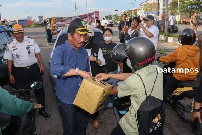 Wali Kota Batam, Muhammad Rudi, saat melakukan penggalangan dana untuk Cianjur.