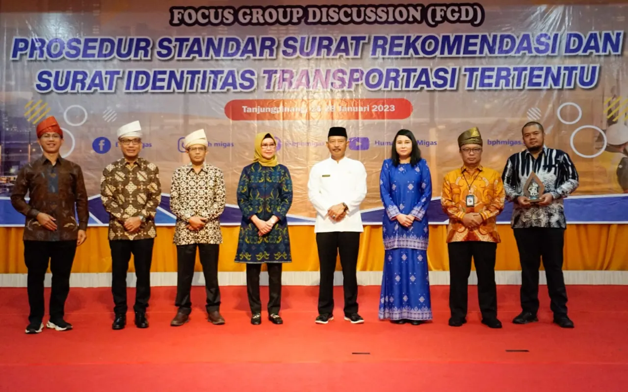 Sekretaris Daerah Provinsi Kepulauan Riau Adi Prihantara menghadiri Fokus Group Discussion (FGD) Prosedur standar Surat Rekomendasi dan Surat Identitas Transportasi Tertentu di Grand Ballroom Hotel CK, Tanjungpinang.
