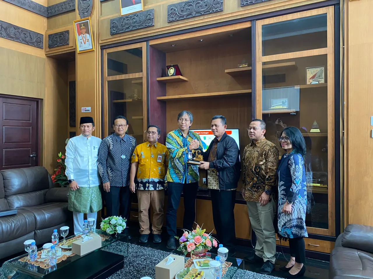 Audiensi Kepala Perwakilan Satuan Kerja Khusus Pelaksana Kegiatan Usaha Hulu Minyak dan Gas Bumi (SKK Migas) Sumatera Bagian Utara (Sumbagut) Rikky Rahmat Firdaus di ruang VIP Bandara.