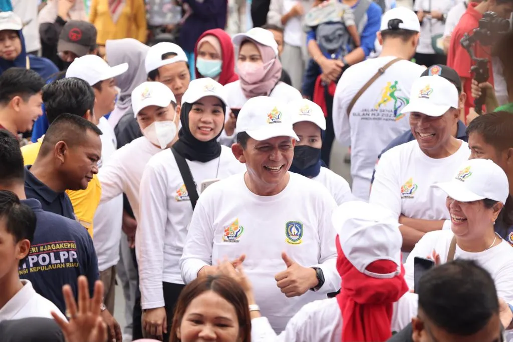 Gubernur Ansaer ikuti enam sehat bersama, yang dilaksanakan di parkiran KBC Batam Centre,