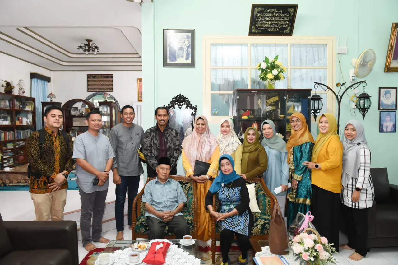 Hj. Dewi Kumalasari Ansar mengunjungi Rumah Ketua Lembaga Adat Melayu (LAM) Datok Sri Setia Utama H. Abdul Razak di Jl. Rumah Sakit Gg. Sai Kusin, Tanjungpinang.