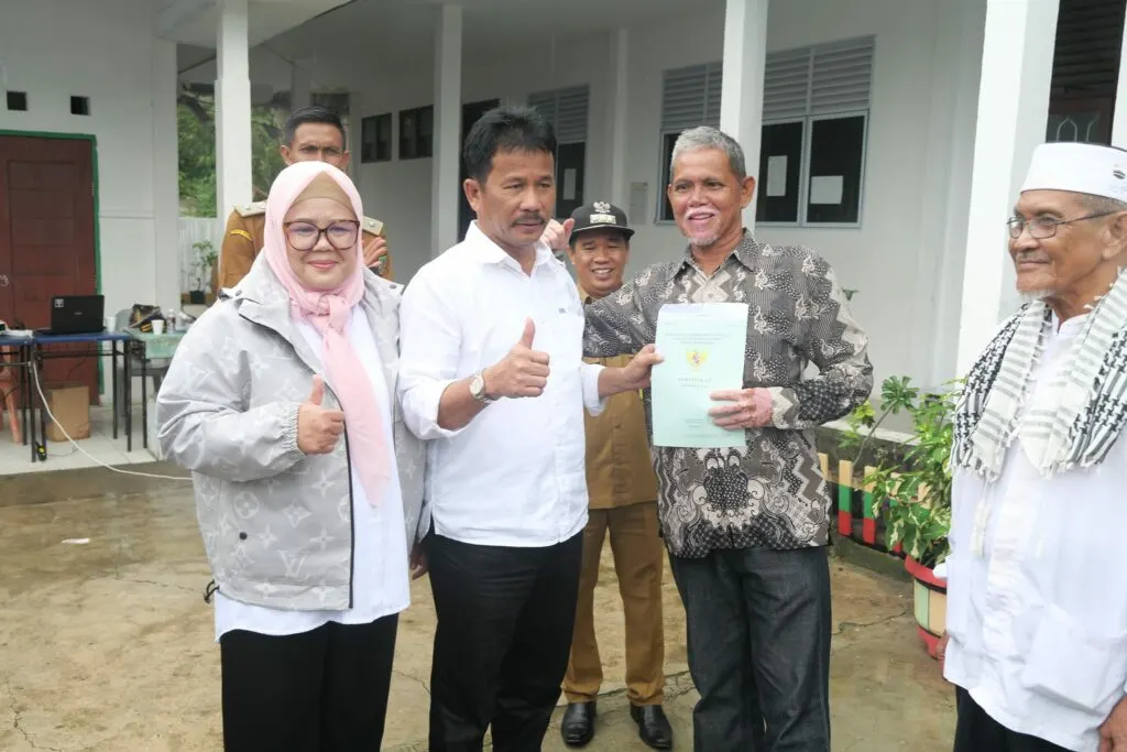 Musrenbang di Kelurahan Karas, Rudi Langsung Tindaklanjuti Usulan Warga dan Bagikan 171 Sertifikat Tanah