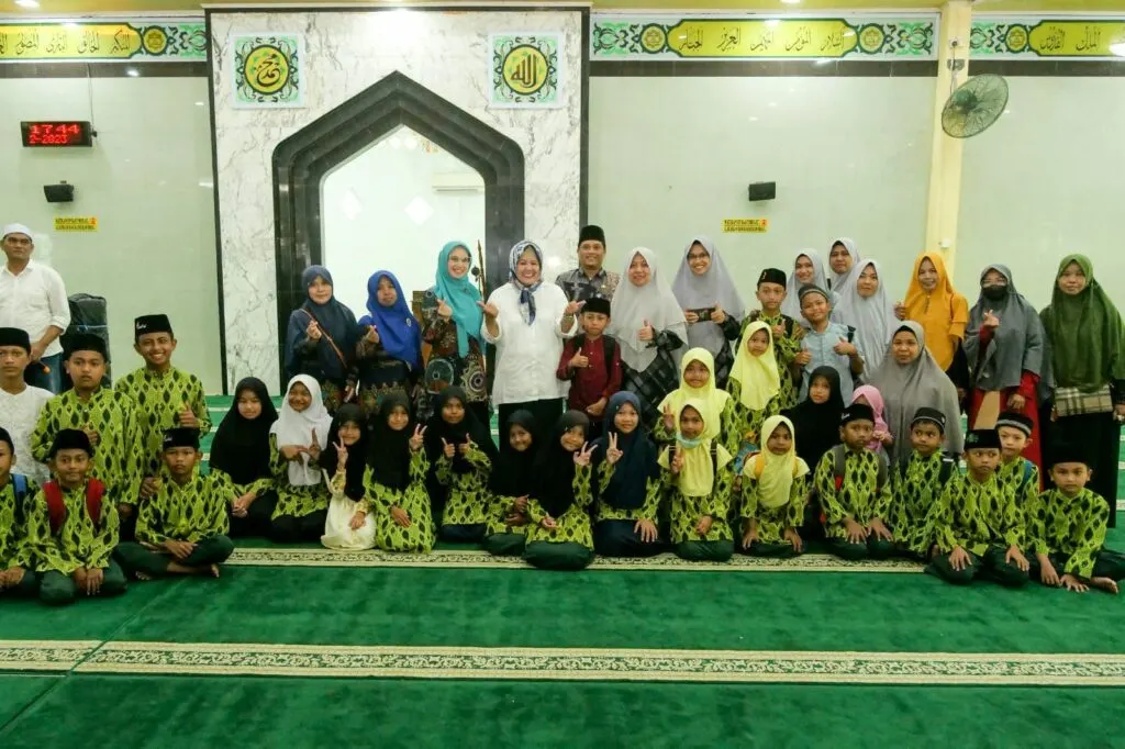 Berinteraksi dengan Anak-anak, Marlin Bangga dengan Penghafal AL Quran