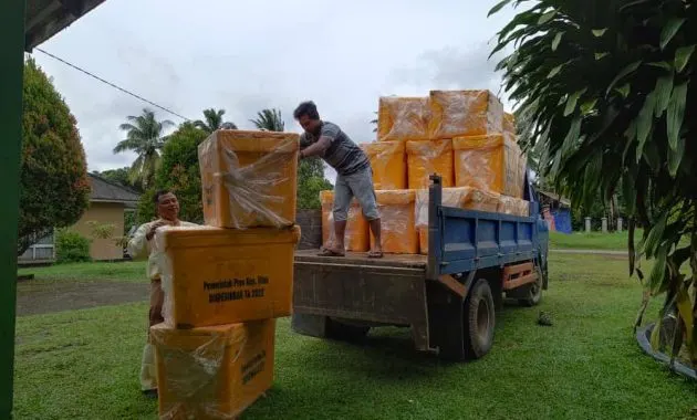 DISPERINDAGKOP-UKM Kabupaten Lingga Salurkan Bantuan 30 Unit Coolbox kepada UMKM dan 1 Set Meja Berikut Kursi kepada Pedagang Kuliner Tanjung Buton