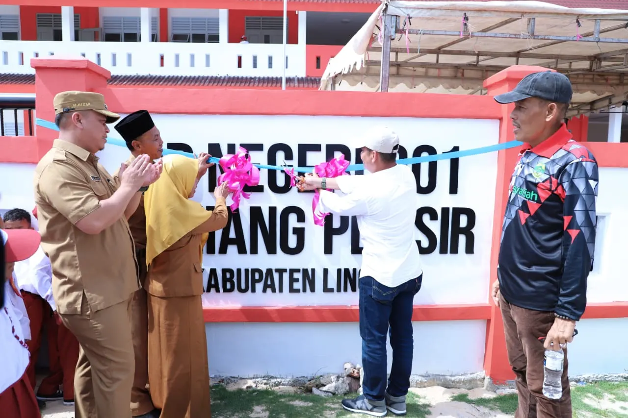 Bupati Lingga Resmikan Gedung Baru SD Negeri 001 Temiang Pesisir
