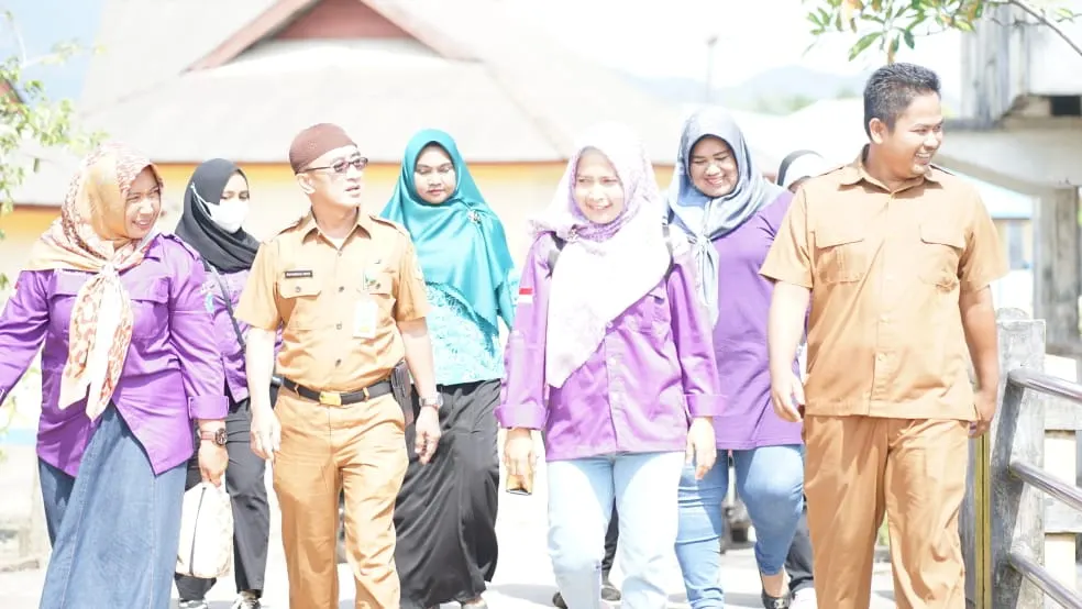 Ketua LKKS Lingga Bersama Dinas Sosial Kabupaten Lingga Berikan Bantuan Sosial Kepada Masyarakat