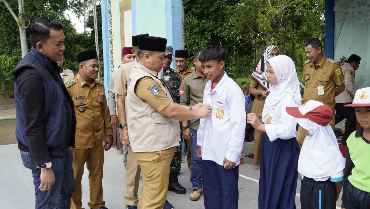 Bupati Lingga Hadiri Pengukuhan Pengurus Cabang DMI Kecamatan Kepulauan Posek serta Penyerahan Seragam Sekolah dan Alat Transportasi Laut untuk Siswa
