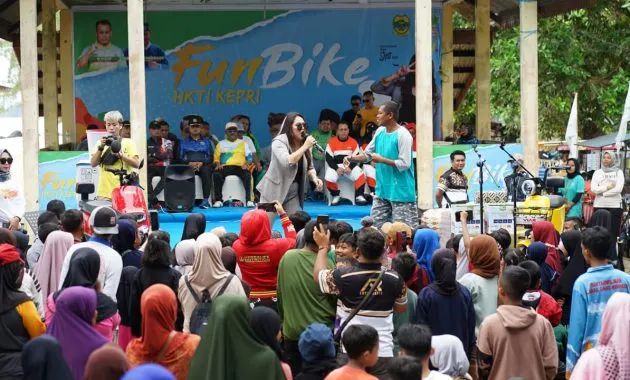 Bupati Lingga didampingi Ketua TP PKK Kabupaten Lingga, Ikuti Fun Bike HKTI di Kecamatan Singkep, Desa Batu Berdaun