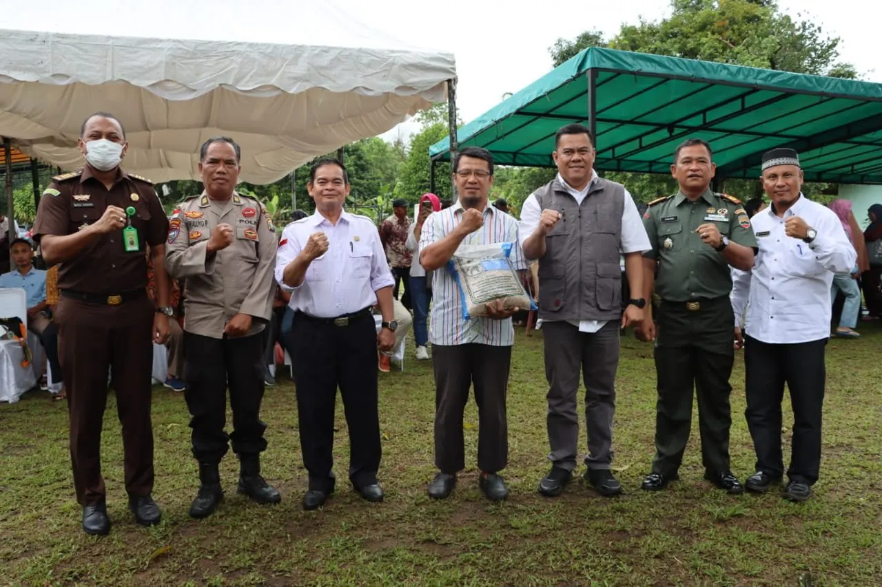 Sekda Bintan Kukuhkan Asosiasi Peternak Unggas dan Asosiasi Petani Salak