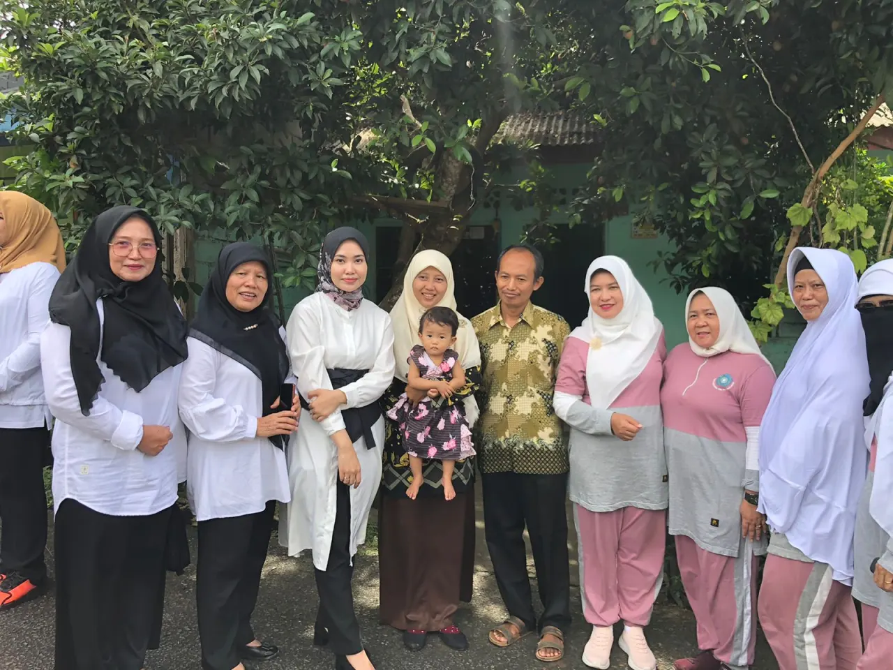 Ikuti Penanaman Pohon Bersama Ibu Negara, Hafizha Lanjut Turun Bagikan Paket Stunting