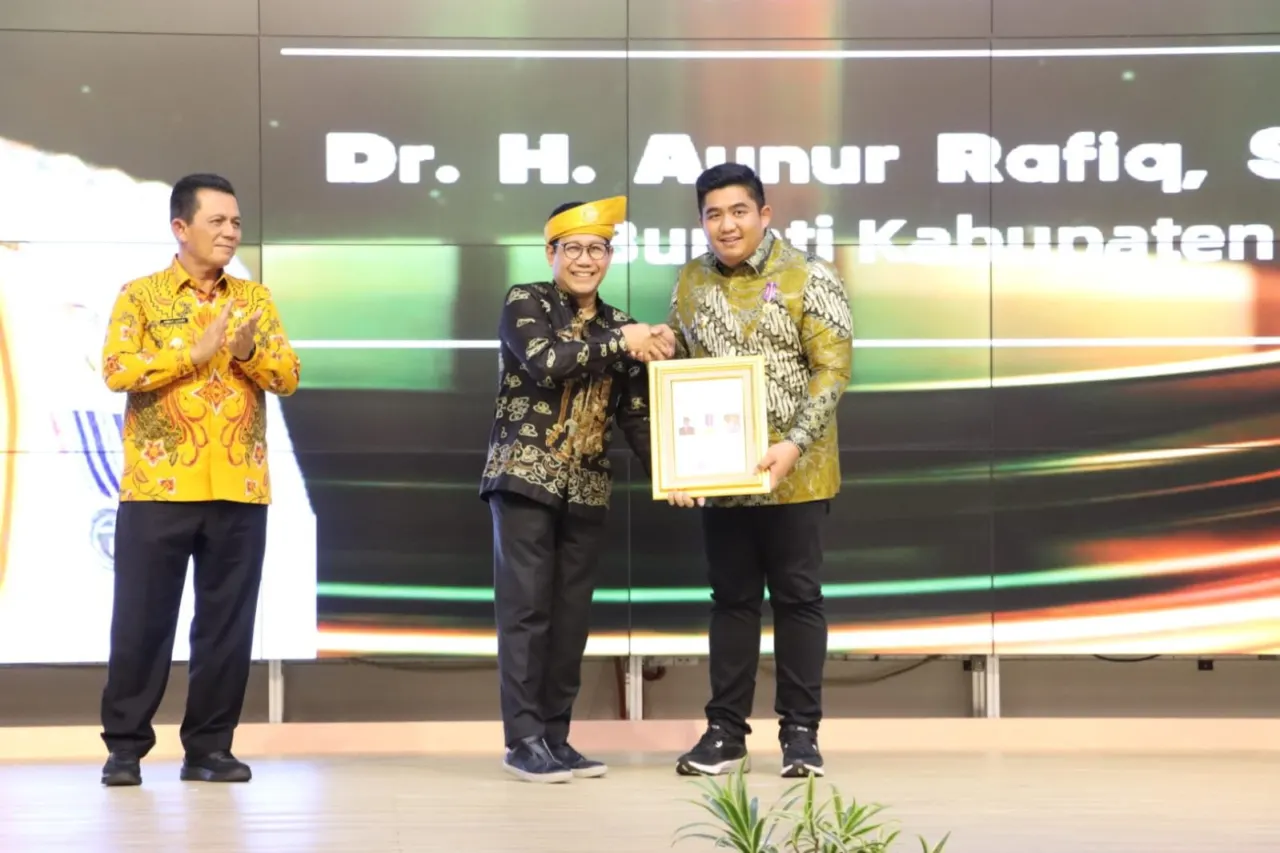 Bupati Bintan Terima Penghargaan Lencana Bakti Desa Pertama dari Menteri Desa PDTT RI
