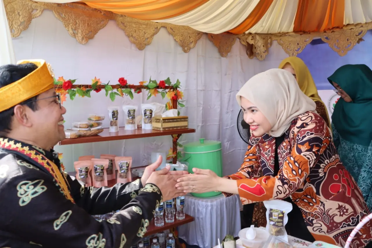 Hafizha Kenalkan Olahan Sorgum ke Menteri Desa Abdul Halim Iskandar