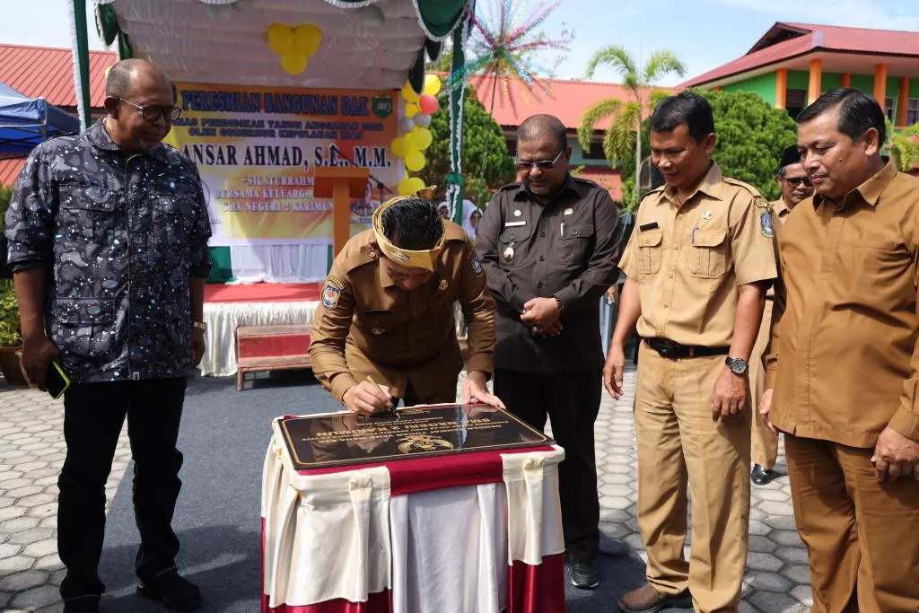 Gubernur Ansar Resmikan Dua Ruang Kelas Baru SMA Negeri 2 Karimun