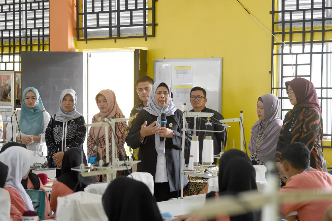Dewi Ansar Meninjau Siswa Belajar Merajut di SMKN 2 Tanjungpinang