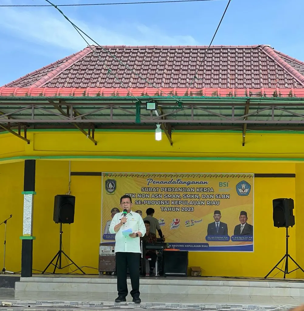Gubernur Bersama Ketua Komisi 4 DPRD Kepri Serahkan SK PTK Non ASN di Kabupaten Natuna