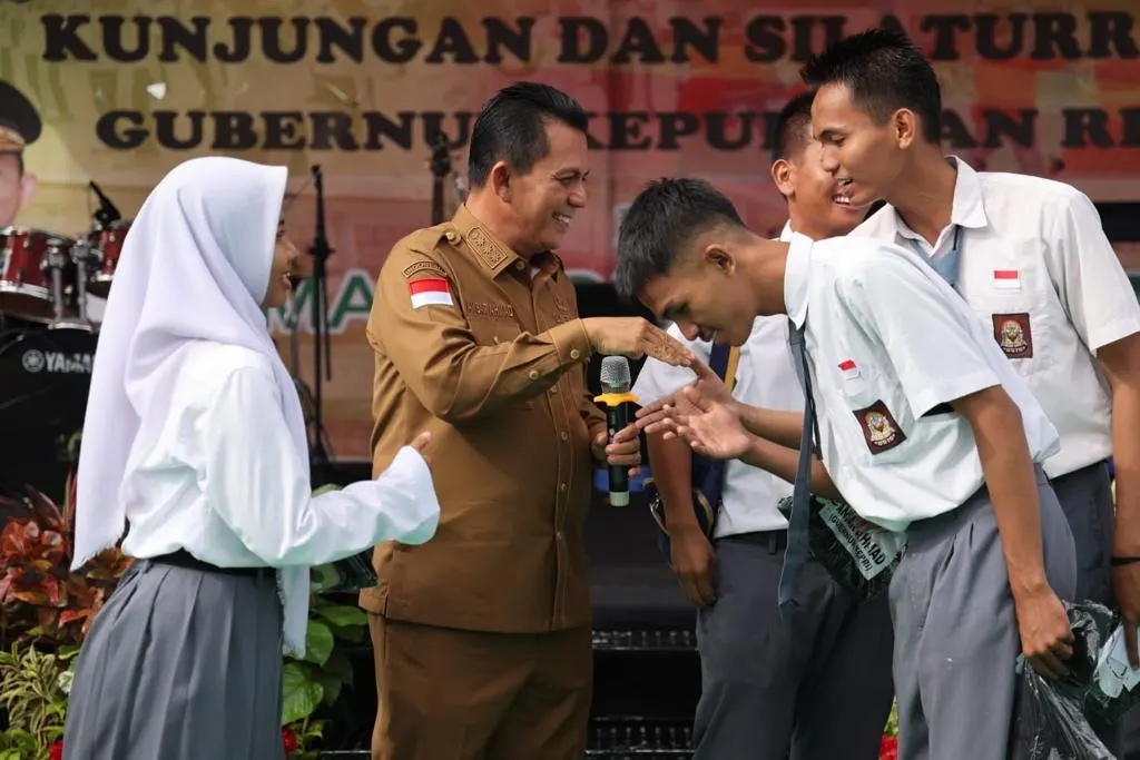 Berkunjung ke SMAN 3 Batam, Gubernur Ansar Himbau Pelajar Untuk Tekun Belajar