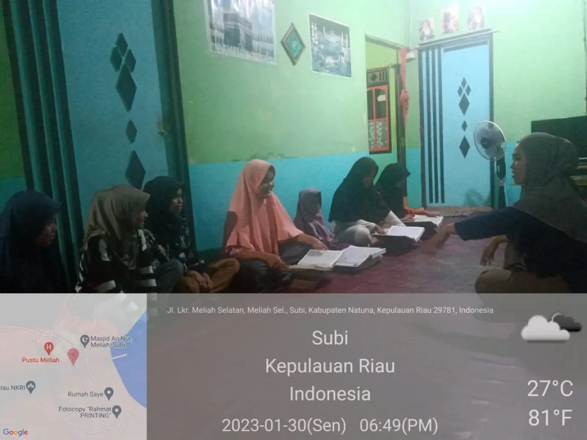 PAI Kecamatan Subi Wiwin Winarti Bimbing Remaja Desa Meliah Membaca Al-Qur'an Dengan Irama Murattal