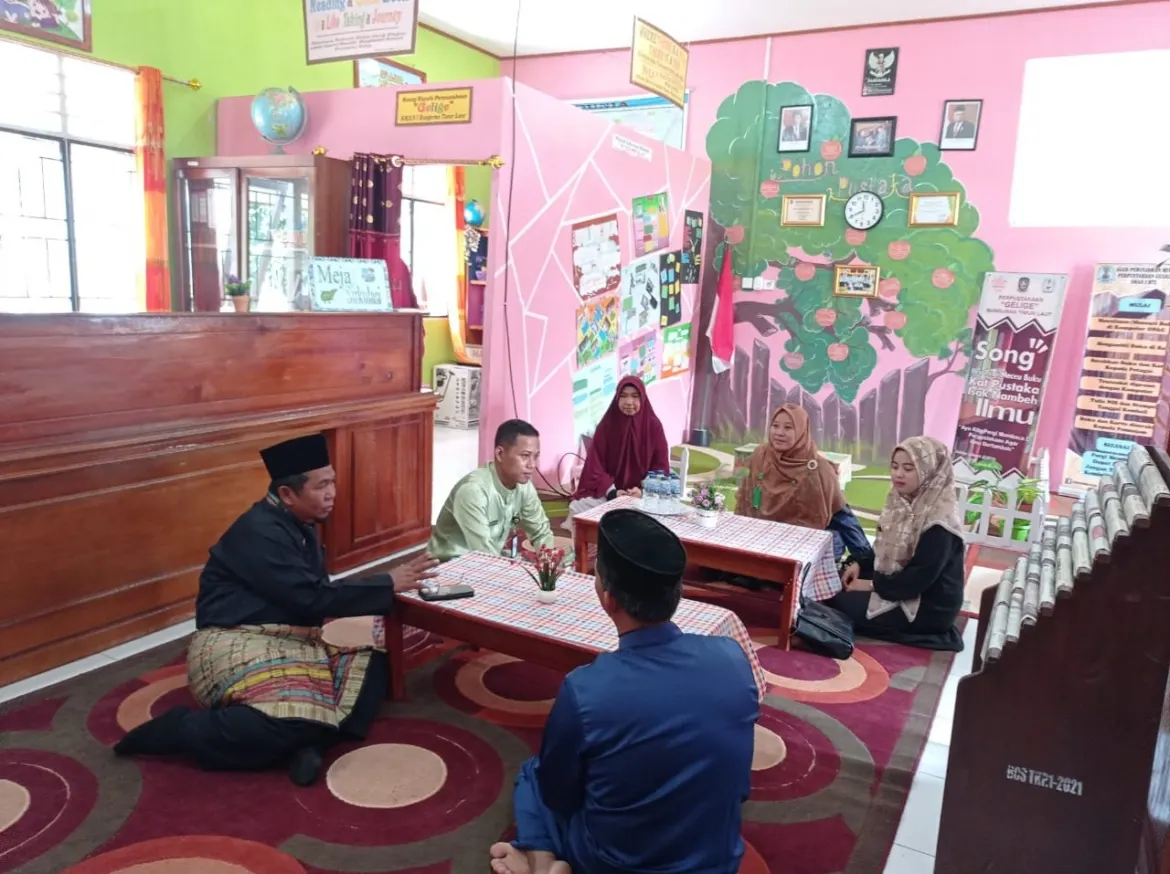 Ka.Perpustakaan MTsN 2 Natuna Berkunjung ke SMAN 1 Bunguran Timur Laut