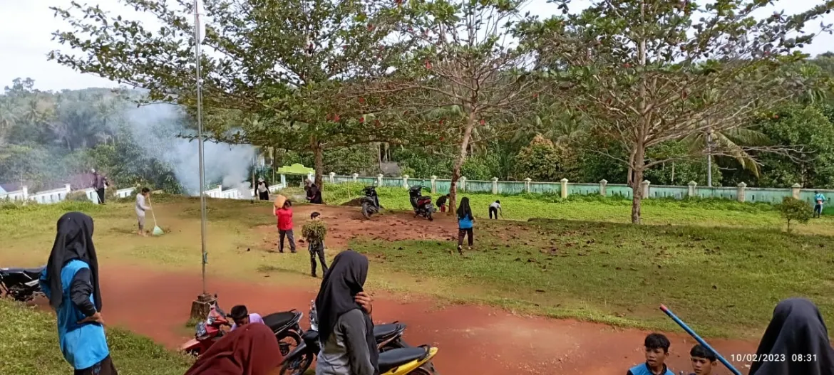 MTs Miftahunnajah Desa Mekar Jaya libatkan warga Madrasah ikut serta bergotong royong membersihkan lingkungan madrasah.