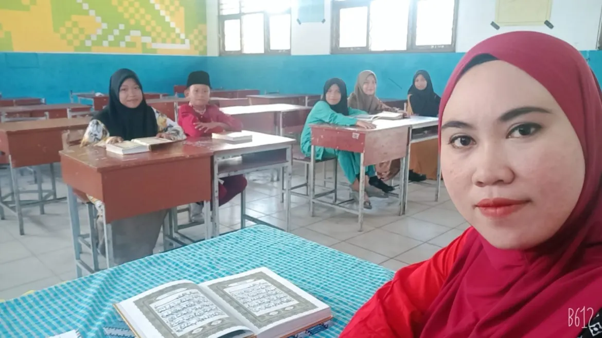 PAI Non PNS Subi Ajarakan Seni Baca al-Qur'an Kepada Anak Didik SMPN 1 Subi