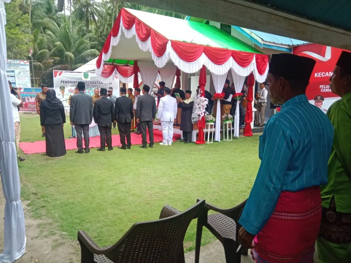 Ka. KUA Subi Kukuh Sumpah PNS Jabatan Administrasi dan Pengawas di Lingkungan Kantor Camat Pulau Panjang