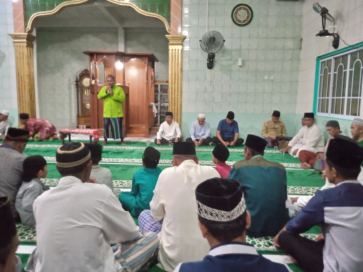 Ibnu Abas isi Tausiyah di Masjid Al-Ba'diah Air Batu Sedanau