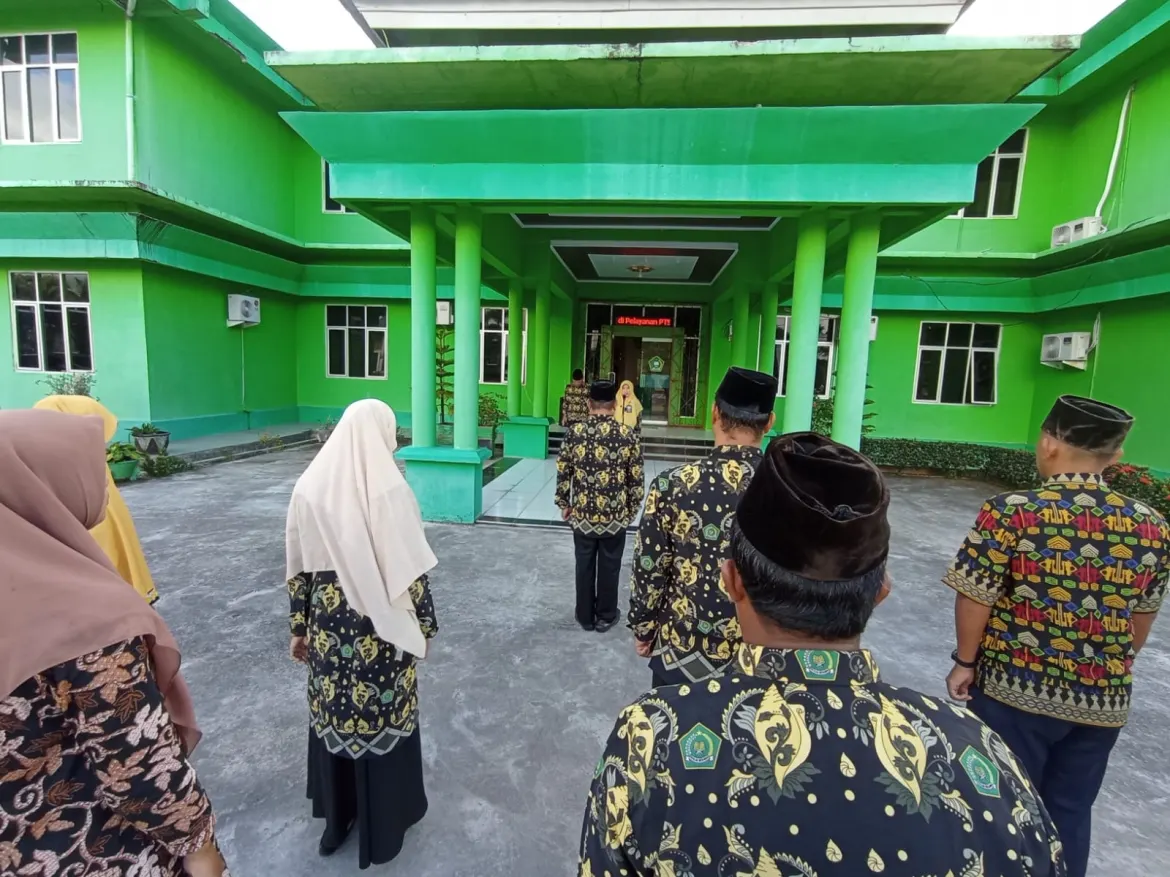 Kasubbag TU kantor Kemenag Natuna Sampaikan Beberapa Hal pada Apel Pagi.